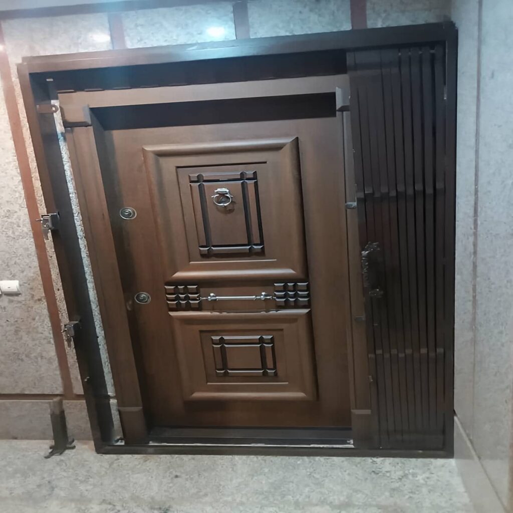 حفاظ درب آکاردئونی فلزی مشکی برای کنترل ورودی ساختمان در سنندج