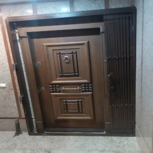 حفاظ درب آکاردئونی فلزی مشکی برای کنترل ورودی ساختمان در سنندج