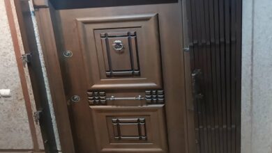حفاظ درب آکاردئونی فلزی مشکی برای کنترل ورودی ساختمان در سنندج