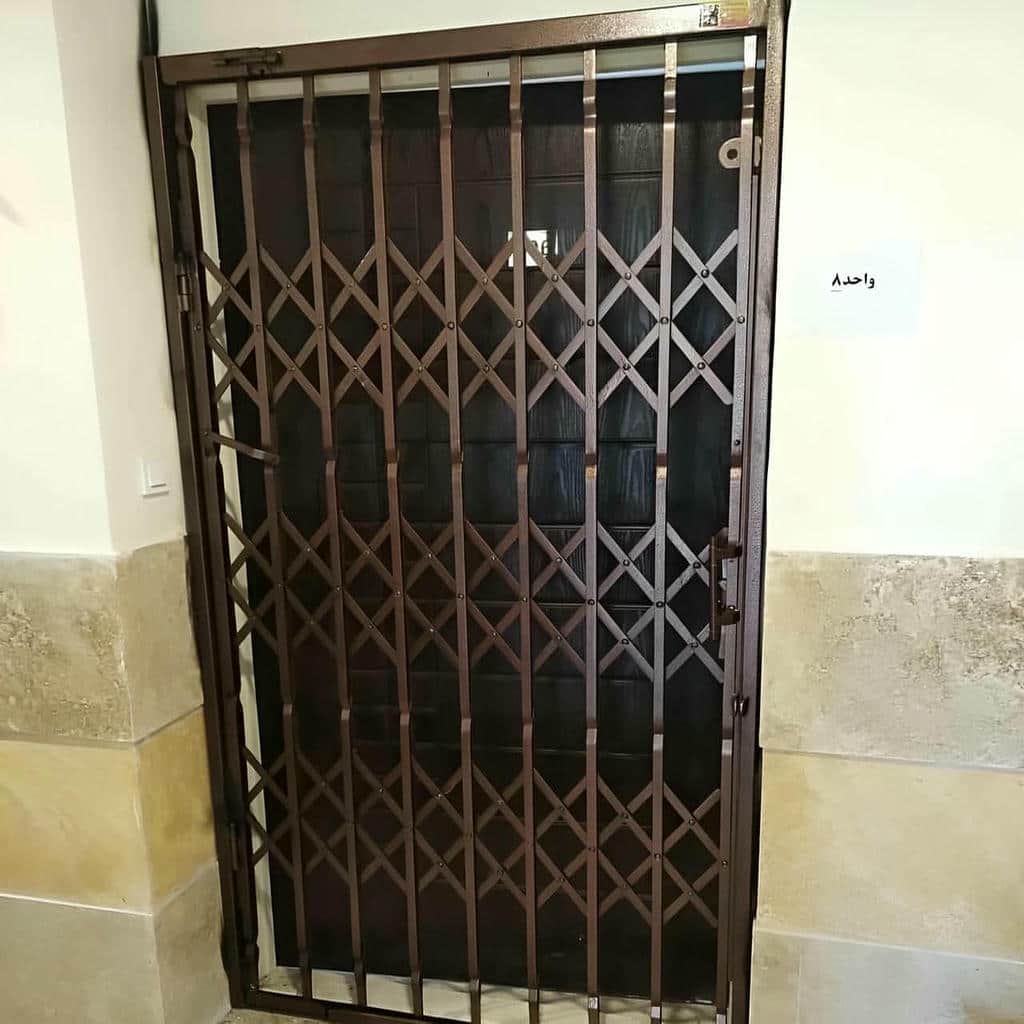 حفاظ درب آکاردئونی سفید با حرکت روان برای استفاده روزانه در استان مازندران