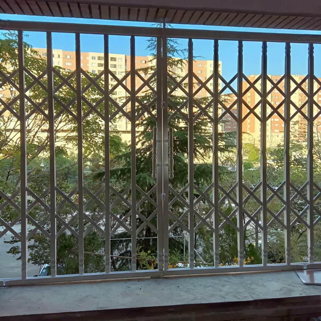 درب آکاردئونی با اتصالات منظم آماده نصب