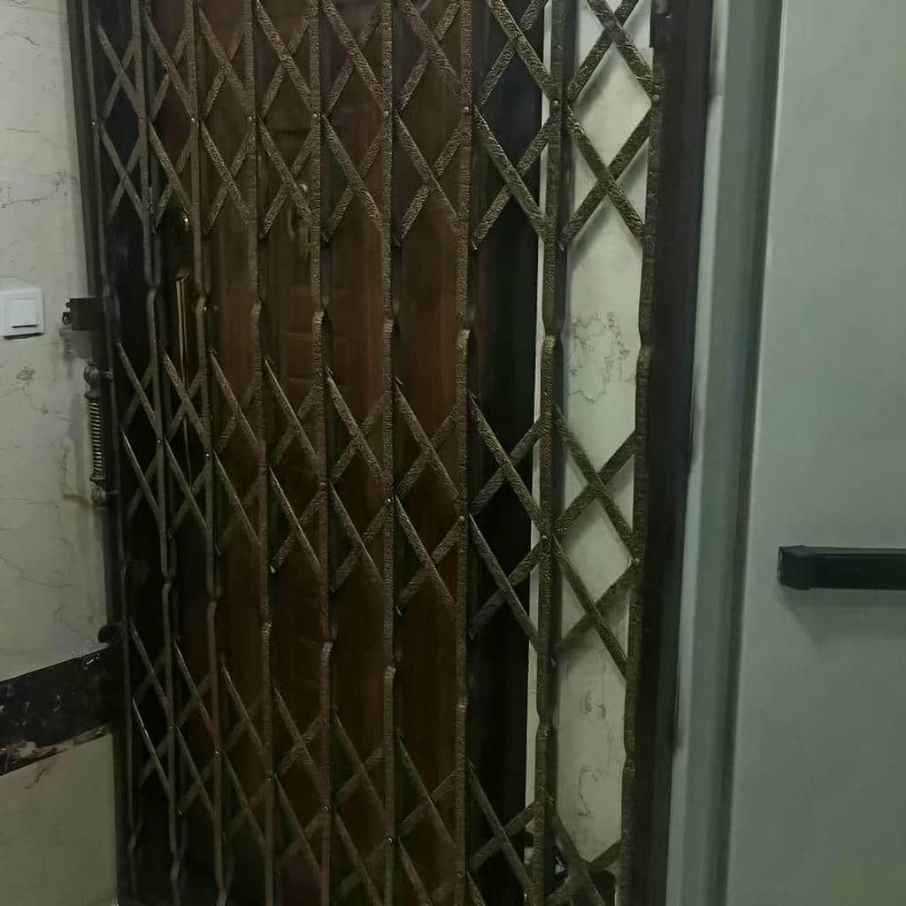 حفاظ درب آکاردئونی با ظاهر مدرن برای ورودی ساختمان در استان چهارمحال و بختیاری