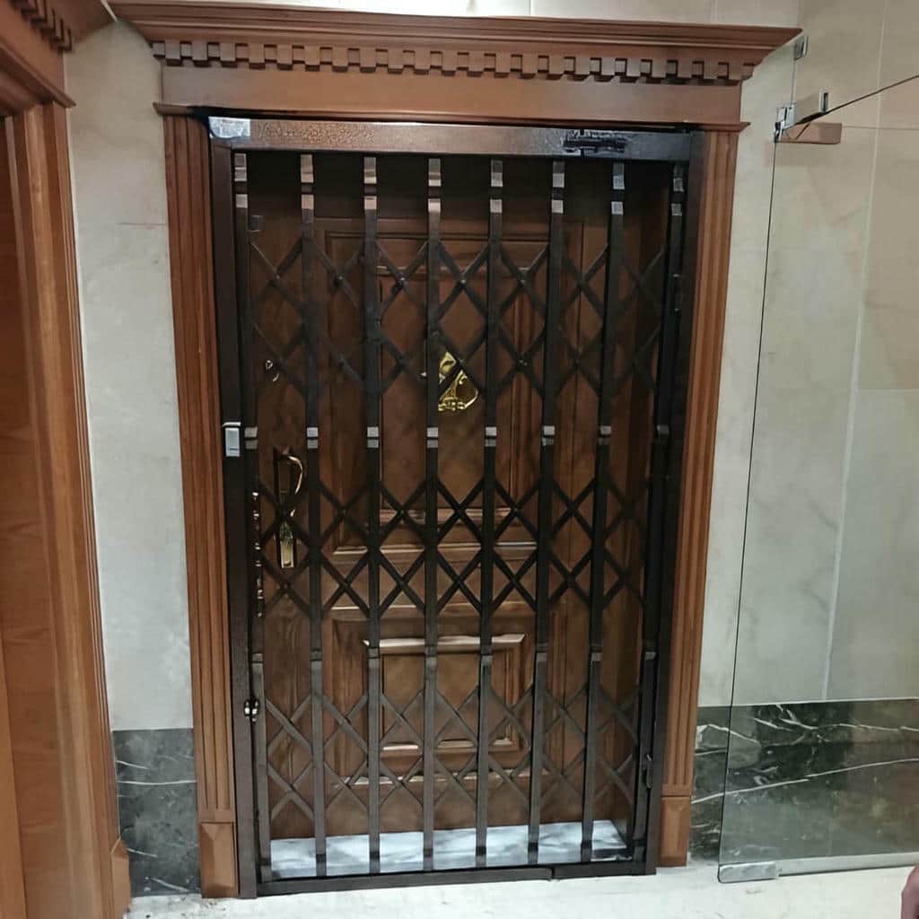 درب آکاردئونی ضد سرقت با قفل نصب شده روی ورودی