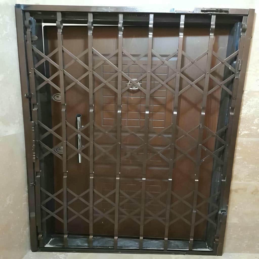 حفاظ درب آکاردئونی فلزی مشکی برای ورودی ویلا در ارومیه