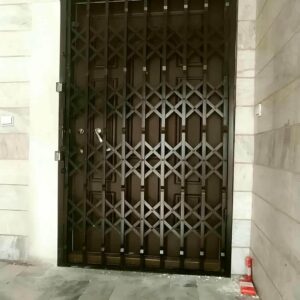 حفاظ درب آکاردئونی فلزی مشکی برای کنترل ورودی ساختمان در همدان