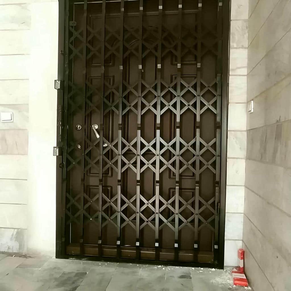 حفاظ درب آکاردئونی فلزی مشکی برای کنترل ورودی ساختمان در همدان