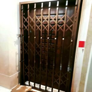 درب آکاردئونی آپارتمان در مرحله اندازه گیری ورودی کم عرض