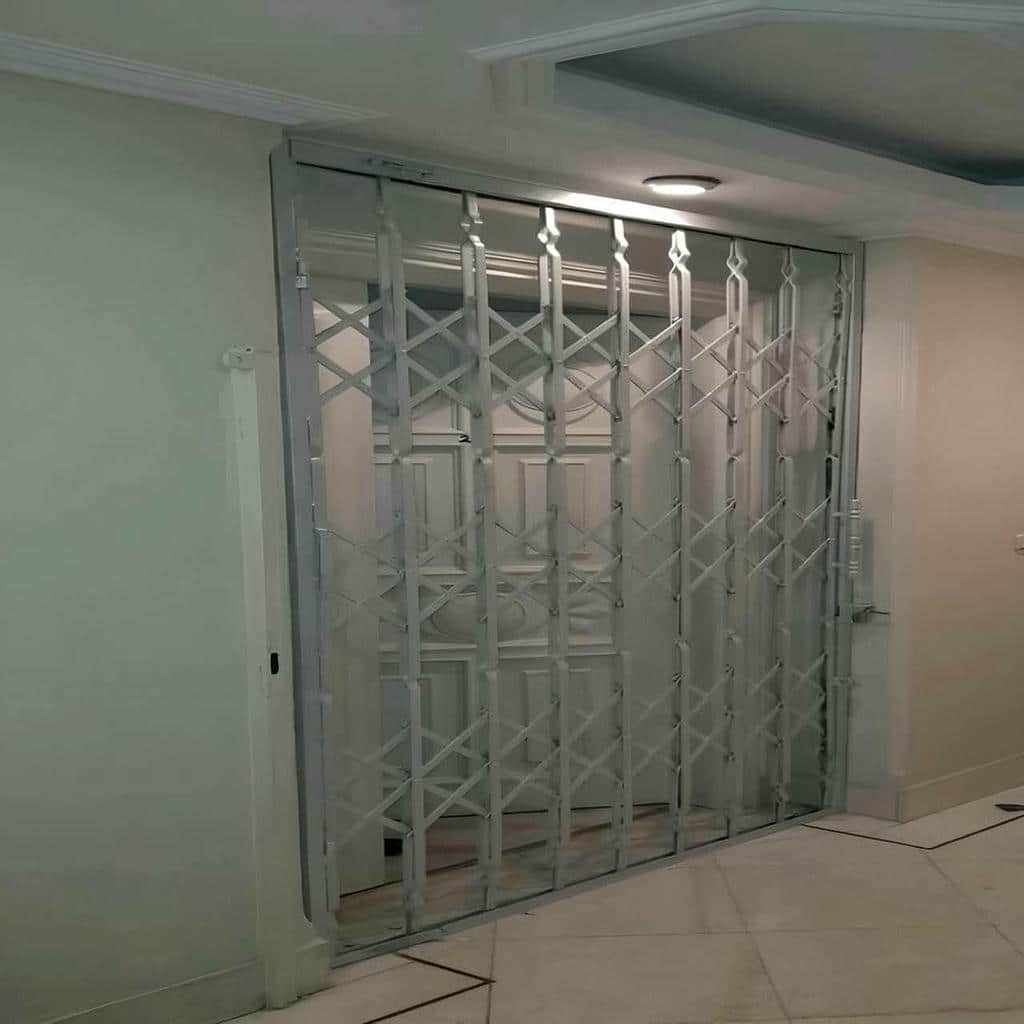 حفاظ درب آکاردئونی سفید با حرکت روان برای استفاده روزانه در استان گلستان