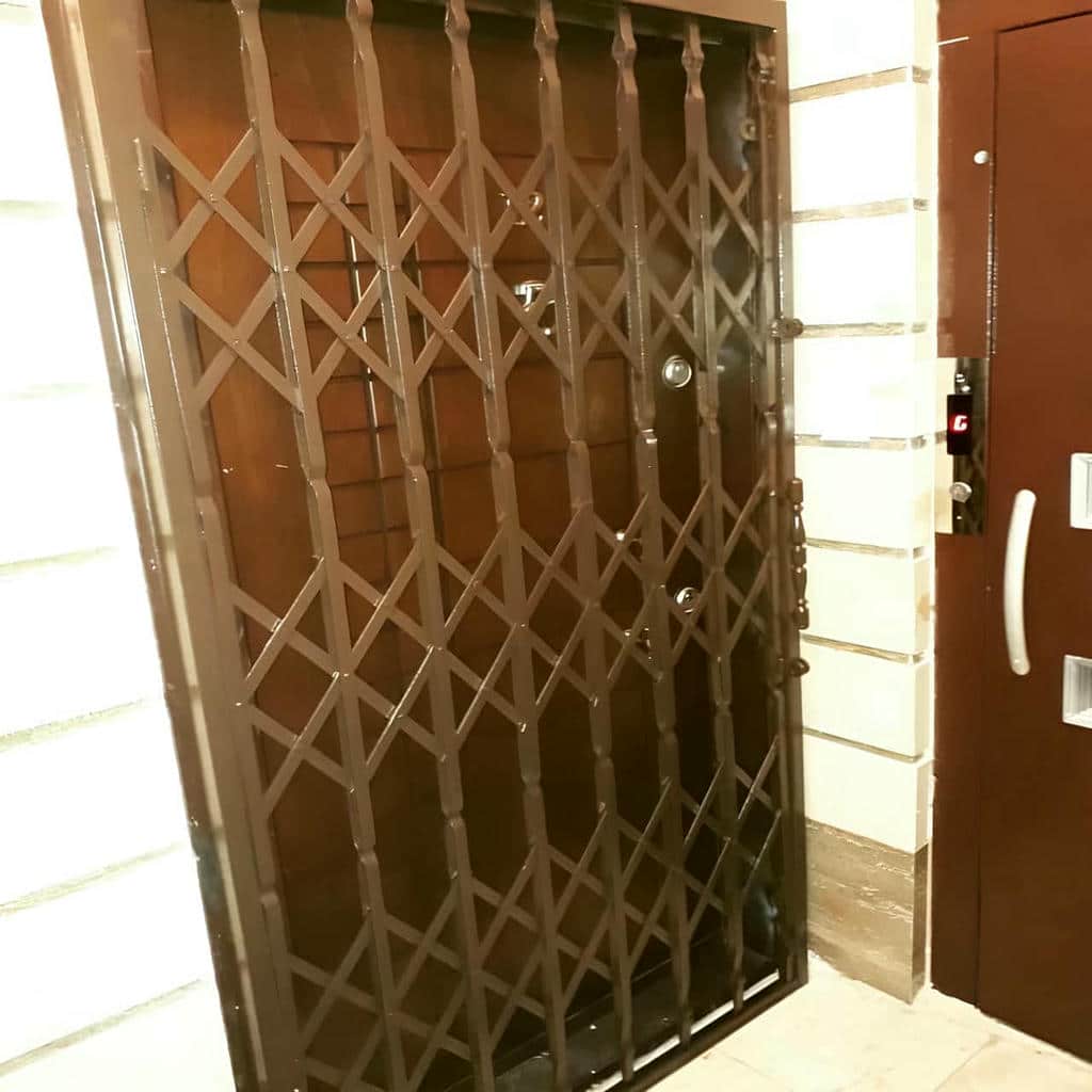 محافظ درب آپارتمان در نمونه کار اجرای ورودی