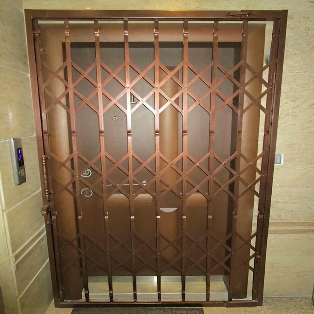 حفاظ درب آکاردئونی سفارشی با اندازه اختصاصی برای ورودی مسکونی در اردبیل