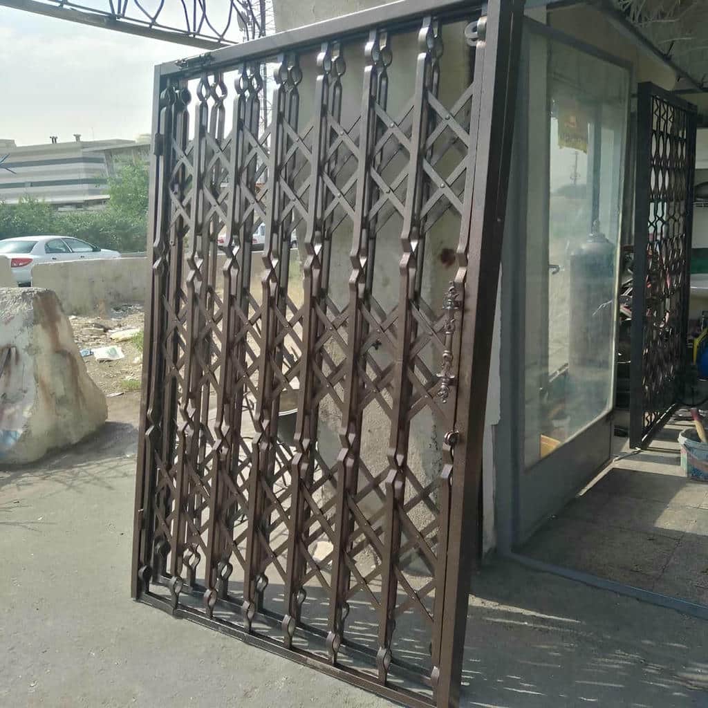 درب آکاردئونی آپارتمان هنگام بررسی نمونه کار اجرا شده