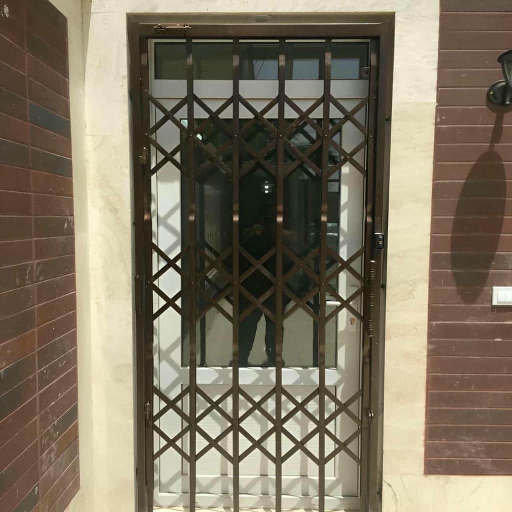حفاظ پشت درب آپارتمان در مرحله اندازه گیری دقیق چهارچوب