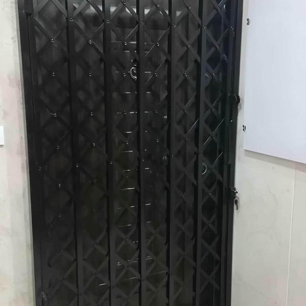حفاظ درب ورودی با چهارچوب آماده نصب اصولی