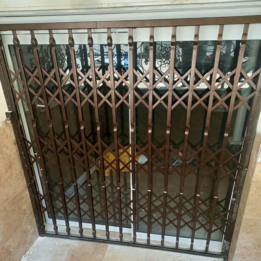 حفاظ درب آکاردئونی سفید با حرکت روان برای استفاده روزانه در یاسوج
