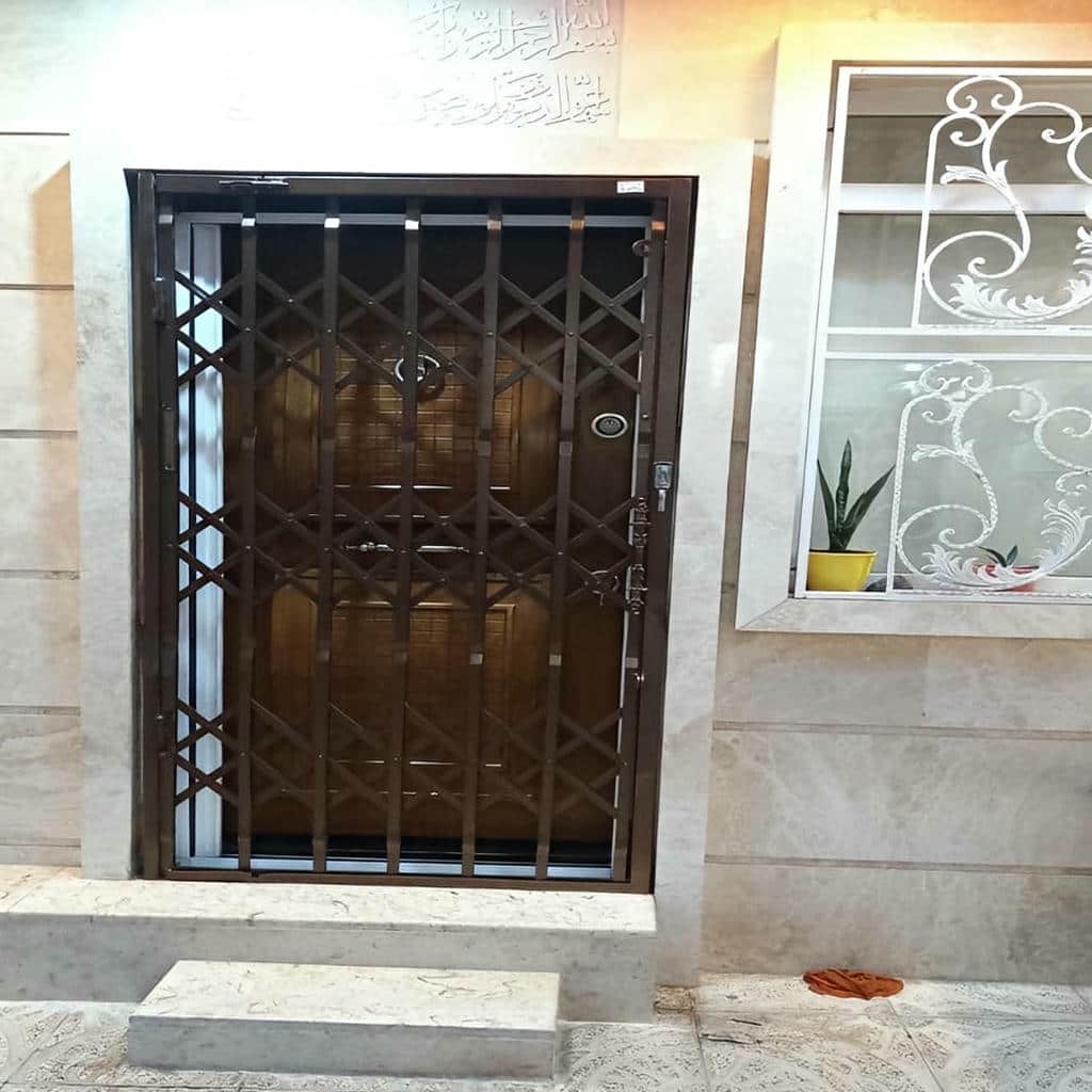 حفاظ درب آکاردئونی جمع شونده مناسب فضای پاگرد در استان البرز