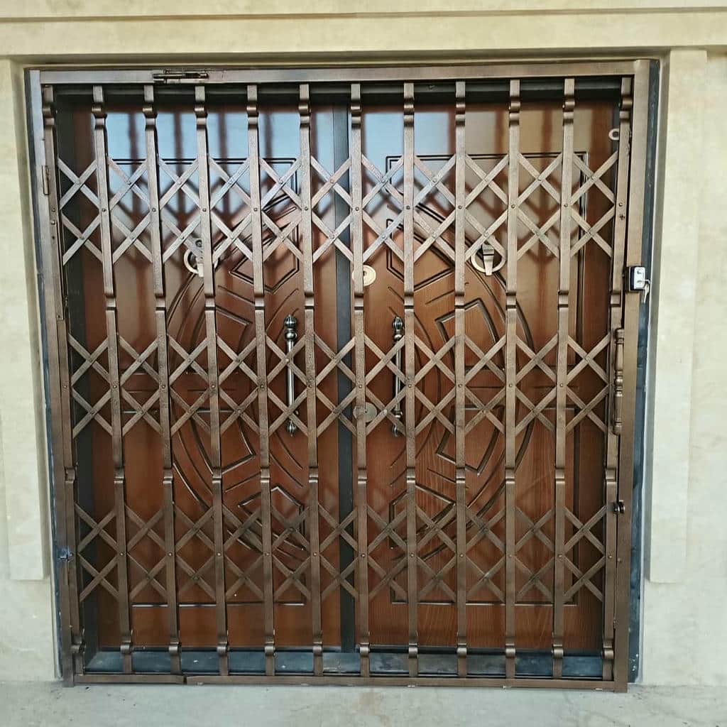 حفاظ ریلی درب در مرحله اندازه گیری مسیر ریل