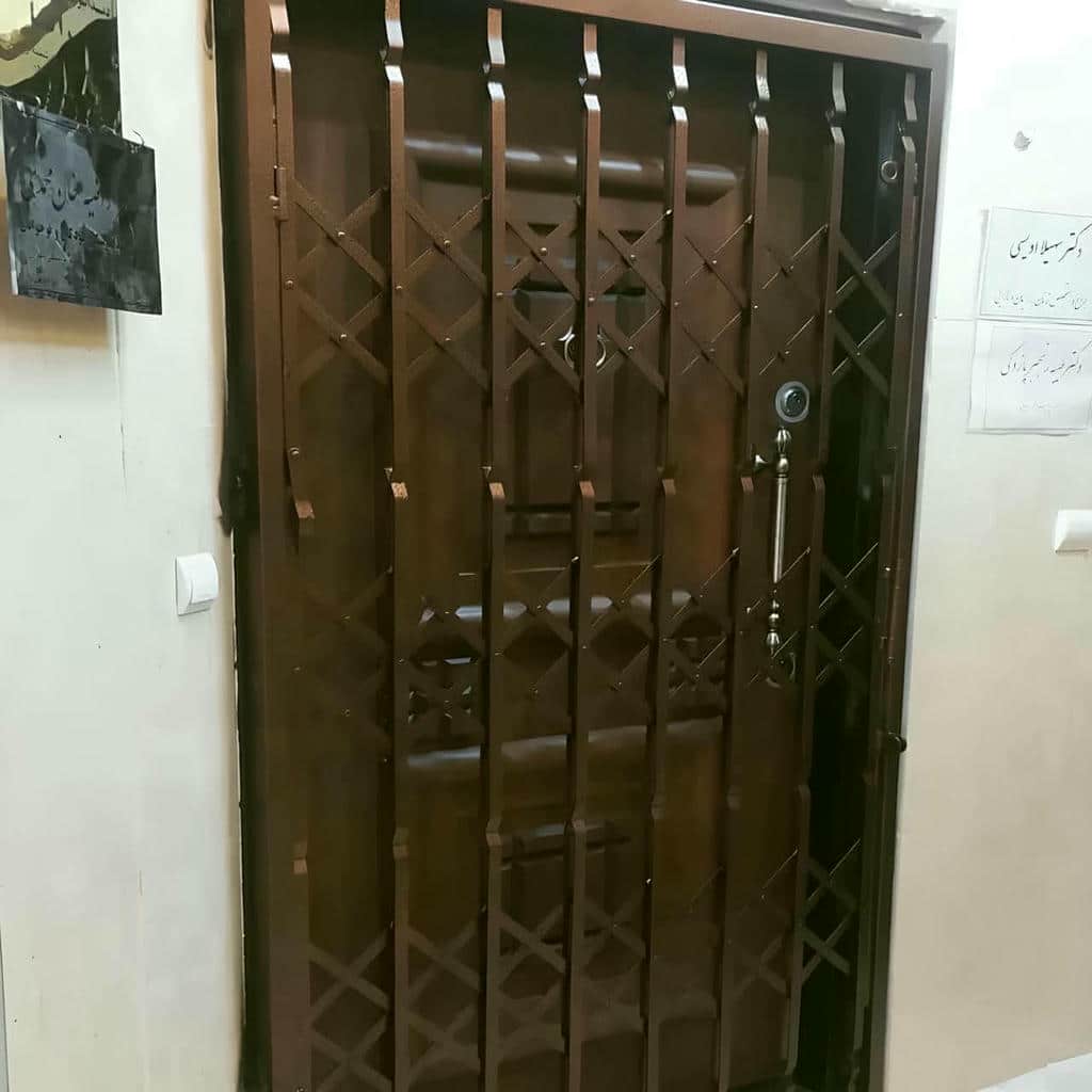 حفاظ درب آکاردئونی قفل دار برای کنترل دسترسی واحد مسکونی در یاسوج حفاظ درب آکاردئونی قفل دار برای کنترل دسترسی واحد مسکونی در یاسوج
