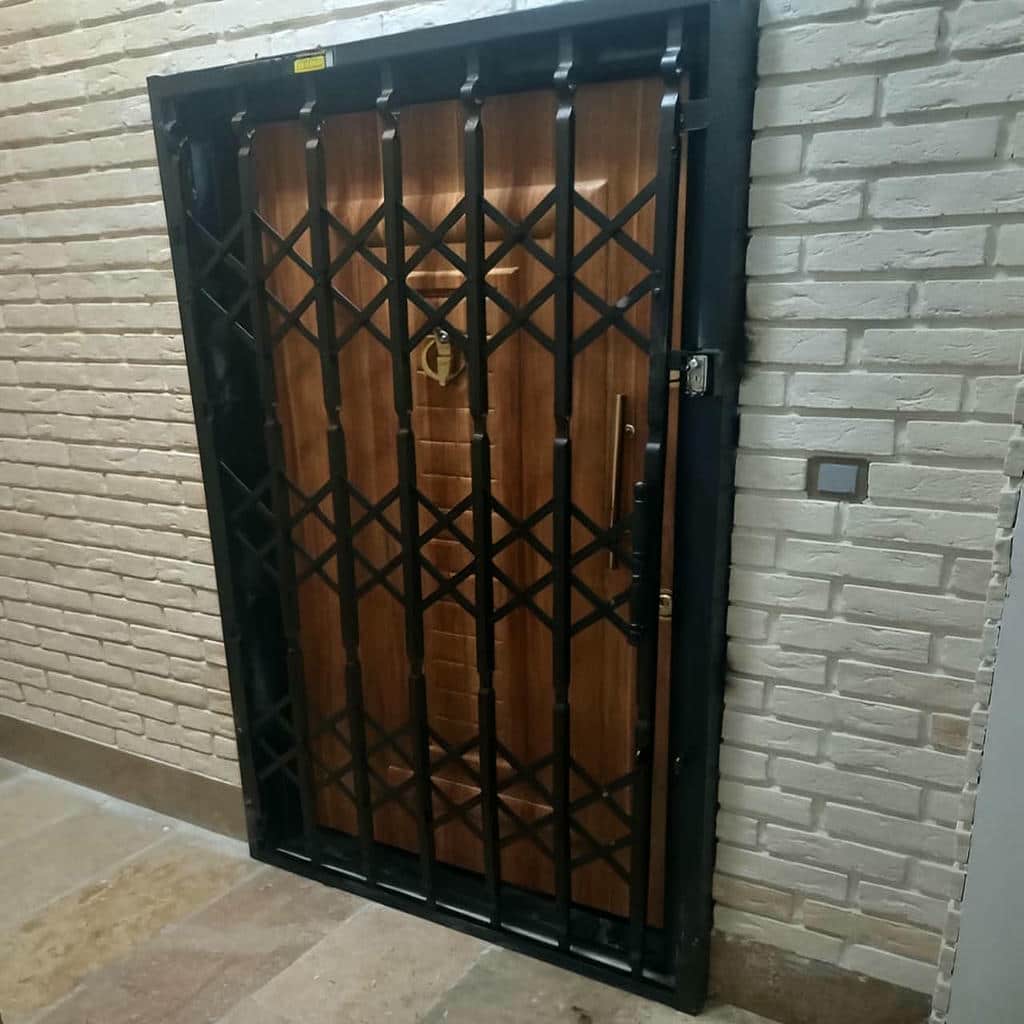 نرده آکاردئونی با ساختار فلزی آماده نصب در ساختمان نوساز