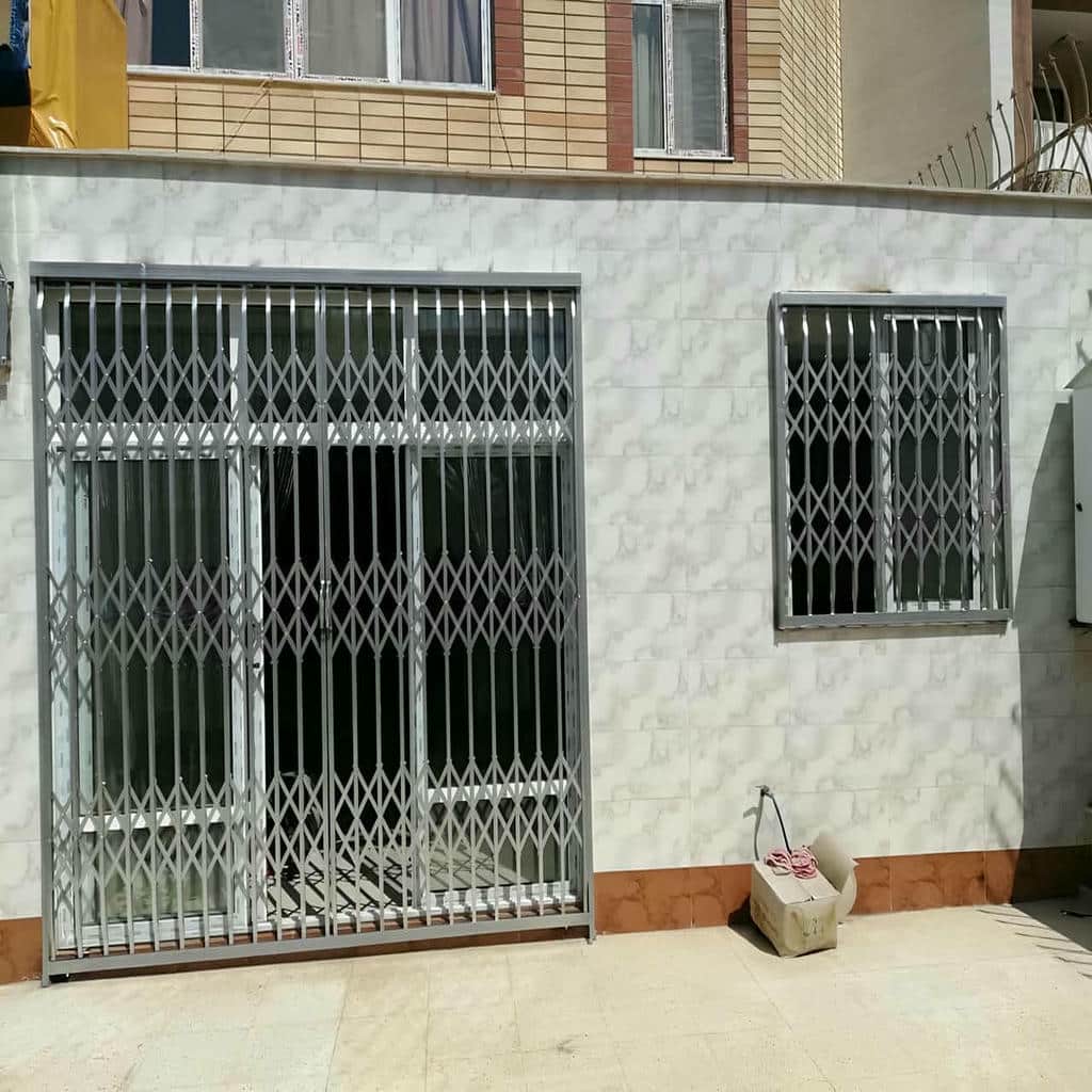 حفاظ درب آکاردئونی فلزی مشکی برای کنترل ورودی ساختمان در استان قم