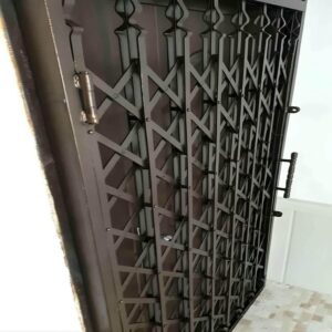 حفاظ درب آکاردئونی فلزی مشکی برای کنترل ورودی ساختمان در تبریز