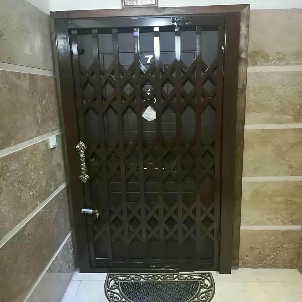 حفاظ آکاردئونی پشت در آپارتمان