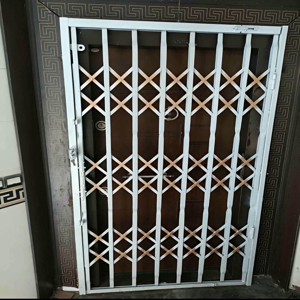 حفاظ درب ضد سرقت در نمونه کار نصب شده