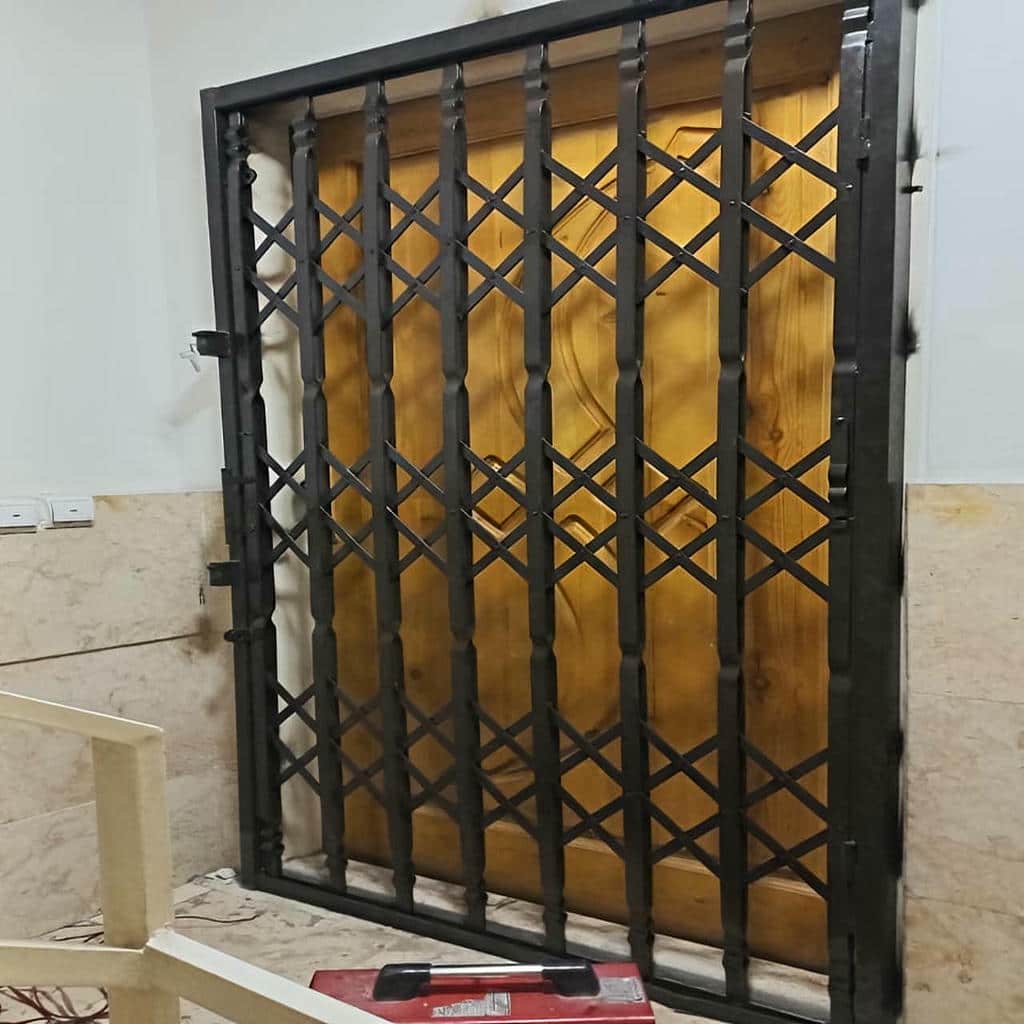 حفاظ درب آکاردئونی سفید با حرکت روان برای استفاده روزانه در استان اصفهان