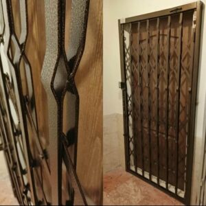 حفاظ درب آکاردئونی فلزی مشکی برای کنترل ورودی ساختمان در استان خراسان شمالی