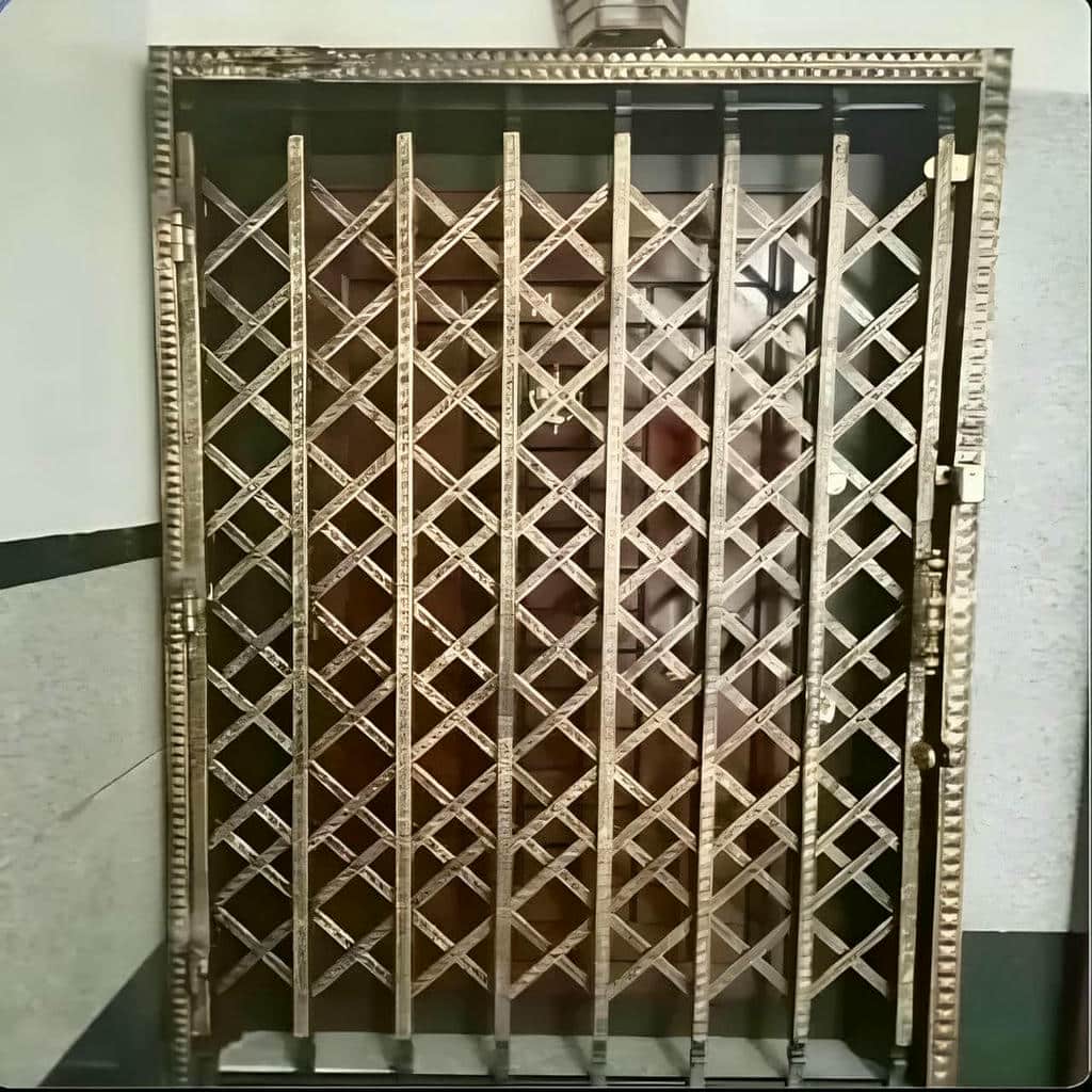 حفاظ درب آکاردئونی جمع شونده با حرکت روان برای رفت و آمد در استان اردبیل