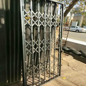 حفاظ درب آکاردئونی فلزی مشکی برای ورودی خانه در استان آذربایجان غربی