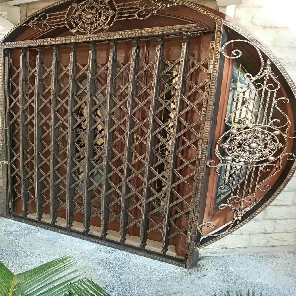 درب آکاردئونی آپارتمان با ساختار جمع شونده در فضای محدود