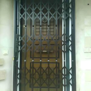 حفاظ درب آکاردئونی فلزی مشکی برای ورودی کم عرض در استان سیستان و بلوچستان