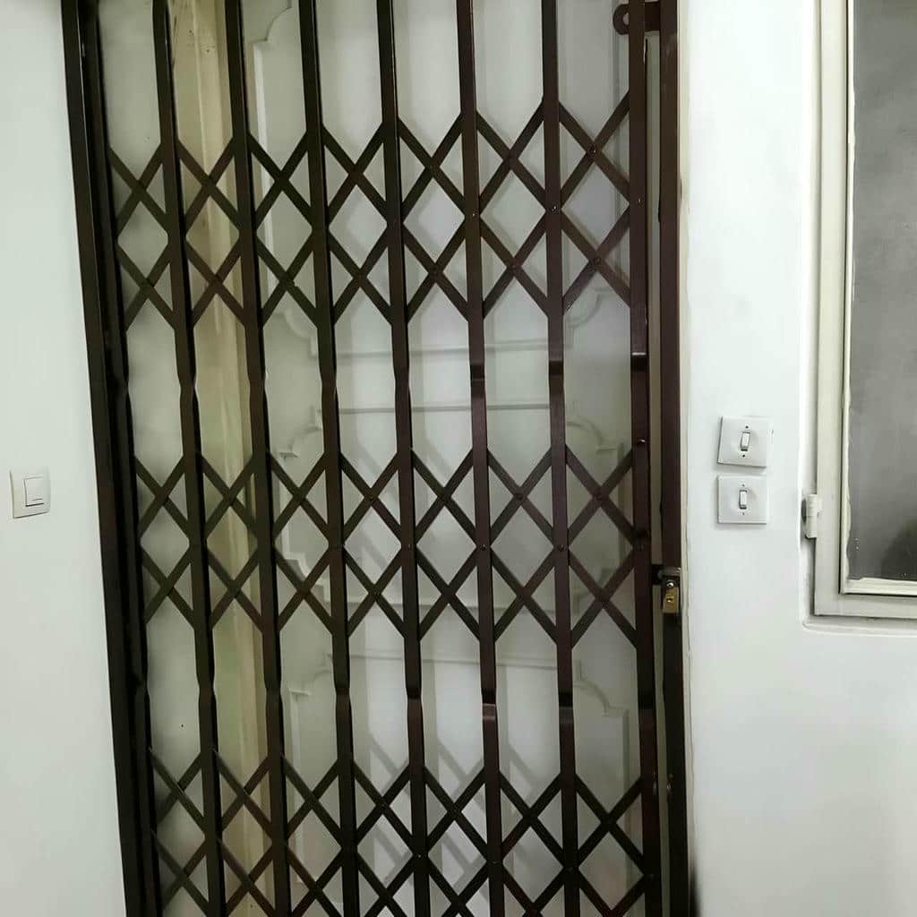 نرده آکاردئونی با چهارچوب فلزی آماده اجرای اصولی
