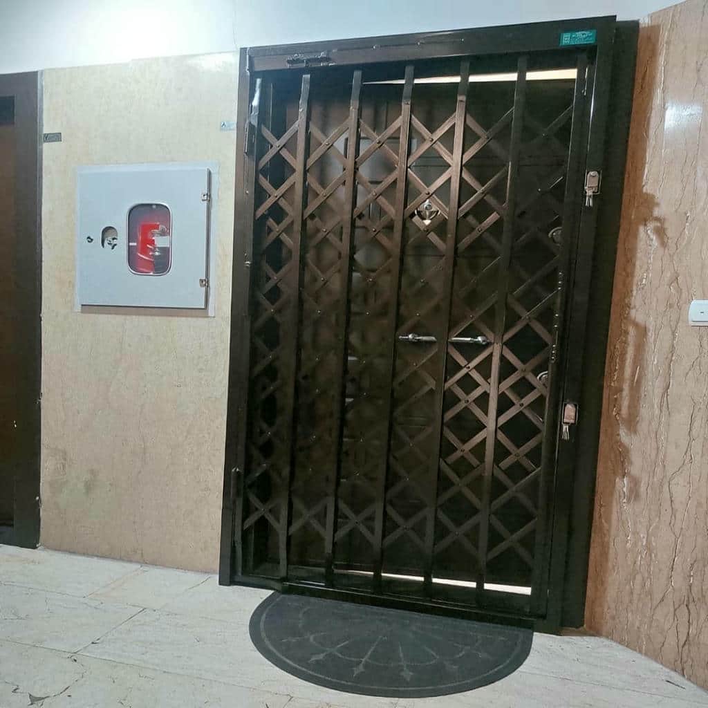 حفاظ درب آکاردئونی فلزی با تسمه مقاوم برای ورودی خانه در استان تهران