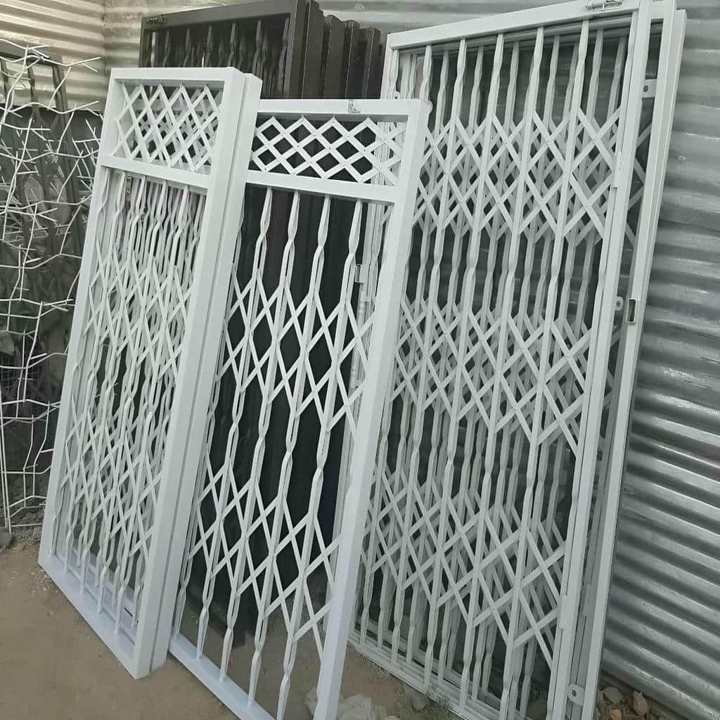 حفاظ ضربدری آکاردئونی با بخش جمع شونده کنار درب