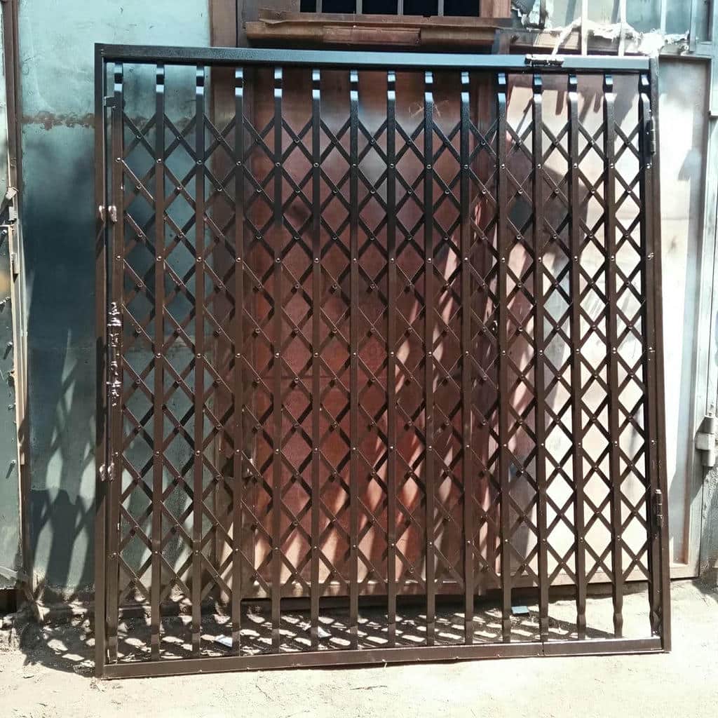 حفاظ درب آکاردئونی سفید با حرکت روان برای آپارتمان در استان آذربایجان غربی