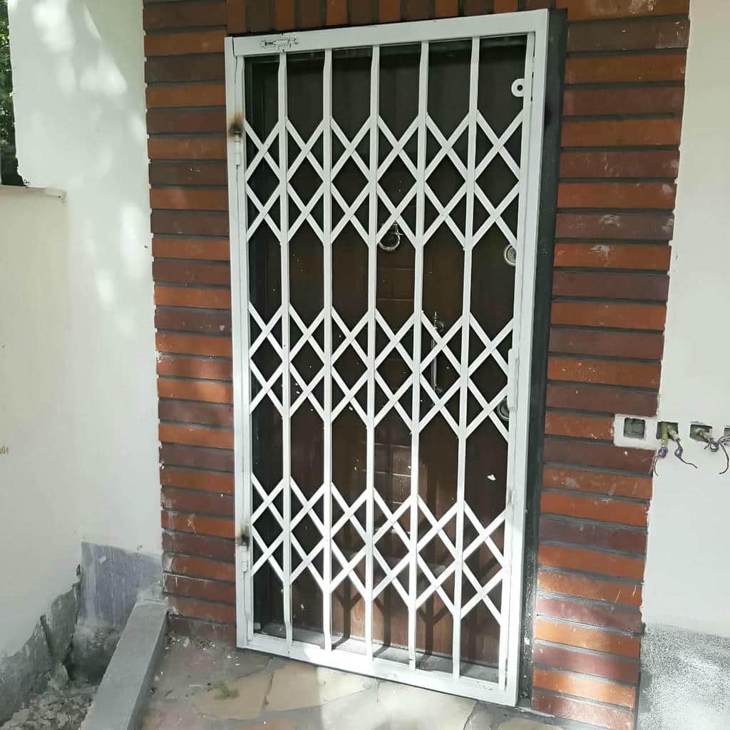 حفاظ درب آکاردئونی سفید با حرکت روان برای استفاده روزانه در استان خراسان رضوی