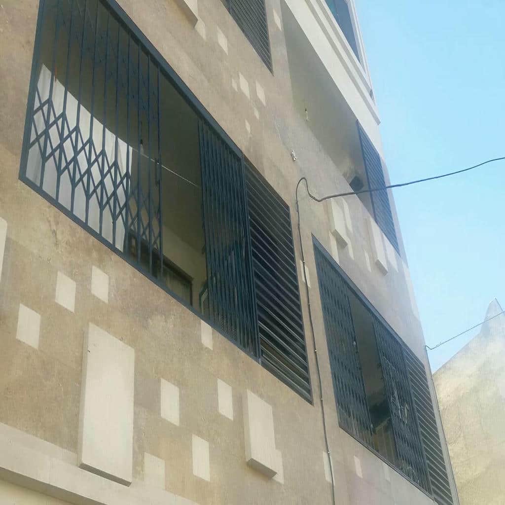 حفاظ ضربدری آکاردئونی در حال بررسی کیفیت متریال