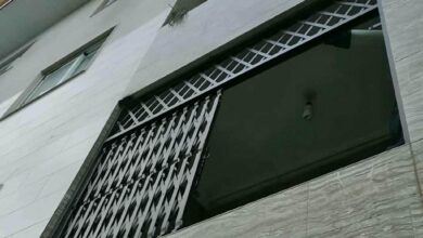 حفاظ درب آکاردئونی فلزی مشکی برای کنترل ورودی ساختمان در استان بوشهر