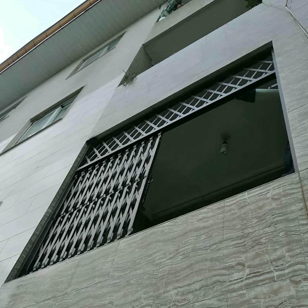 حفاظ درب آکاردئونی فلزی مشکی برای کنترل ورودی ساختمان در استان بوشهر