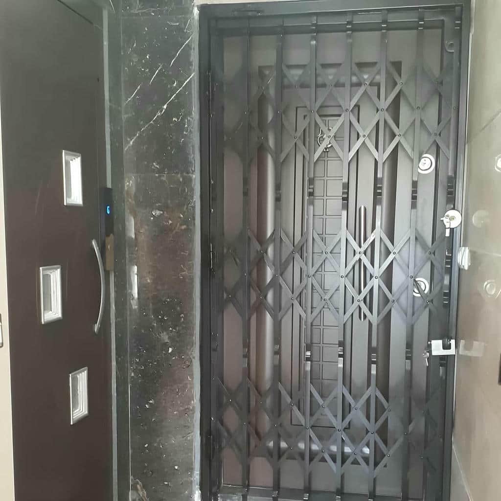 حفاظ درب آکاردئونی قفل دار برای کنترل دسترسی آپارتمان در استان قزوین