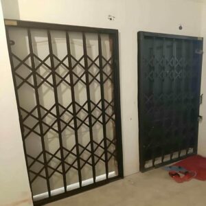 حفاظ درب آکاردئونی فلزی مشکی برای کنترل ورودی ساختمان در ساری