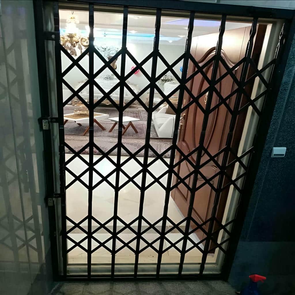 حفاظ درب آکاردئونی جمع شونده مناسب فضای پاگرد در استان کهگیلویه و بویراحمد حفاظ درب آکاردئونی جمع شونده مناسب فضای پاگرد در استان کهگیلویه و بویراحمد
