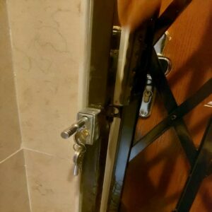 درب آکاردئونی ضد سرقت با چهارچوب فلزی مدل ساده