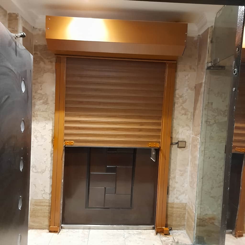 کرکره برقی در استان آذربایجان شرقی با تیغه تیره برای ورودی پارکینگ کرکره برقی در استان آذربایجان شرقی با تیغه تیره برای ورودی پارکینگ