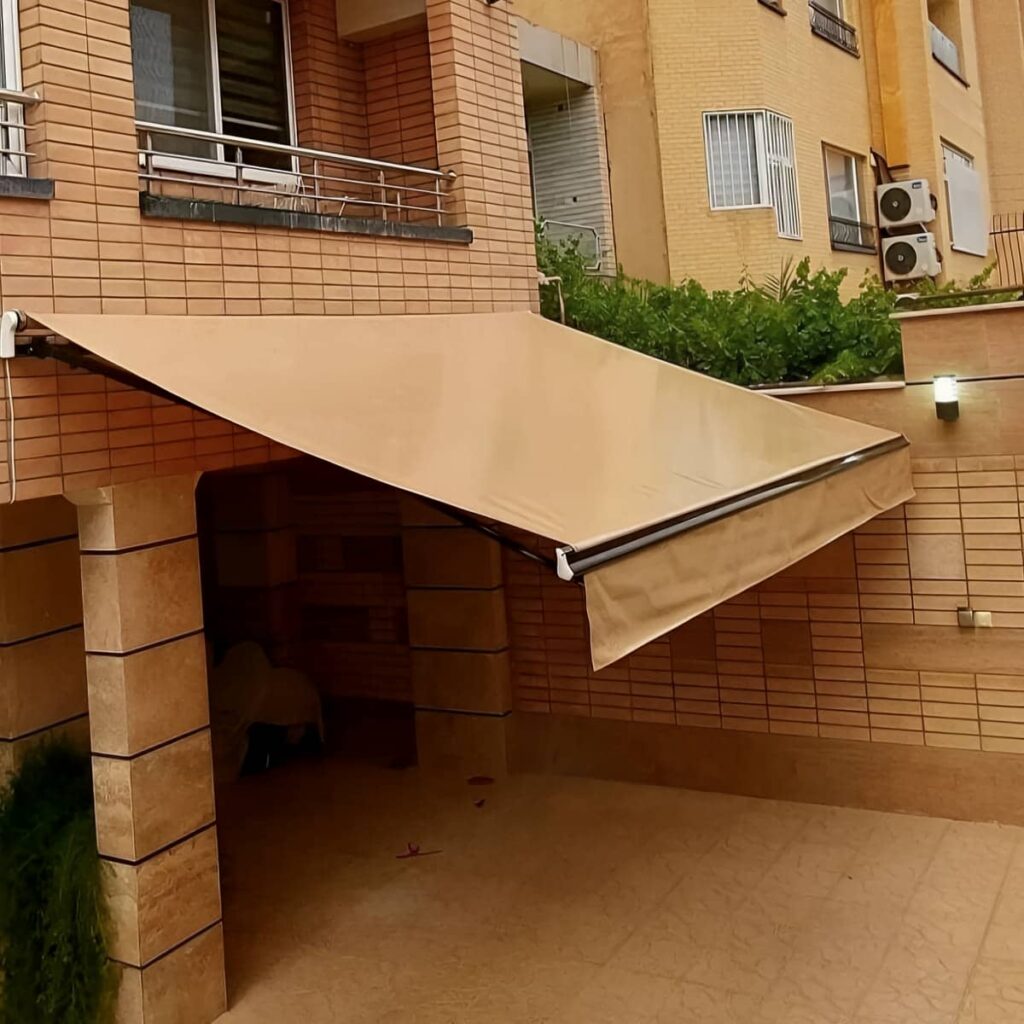 چادر برقی نصب شده روی نمای مینیمال