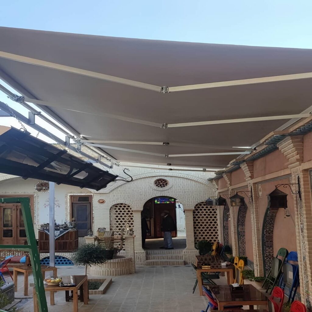 سایبان تاشو آماده نصب در فضای مشترک مجتمع