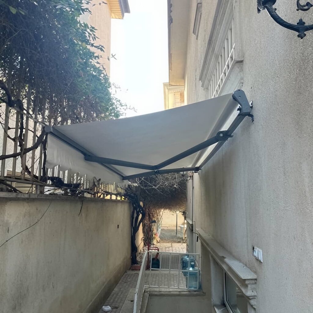 سایبان بازویی با سازه مرتب پس از اجرای نهایی