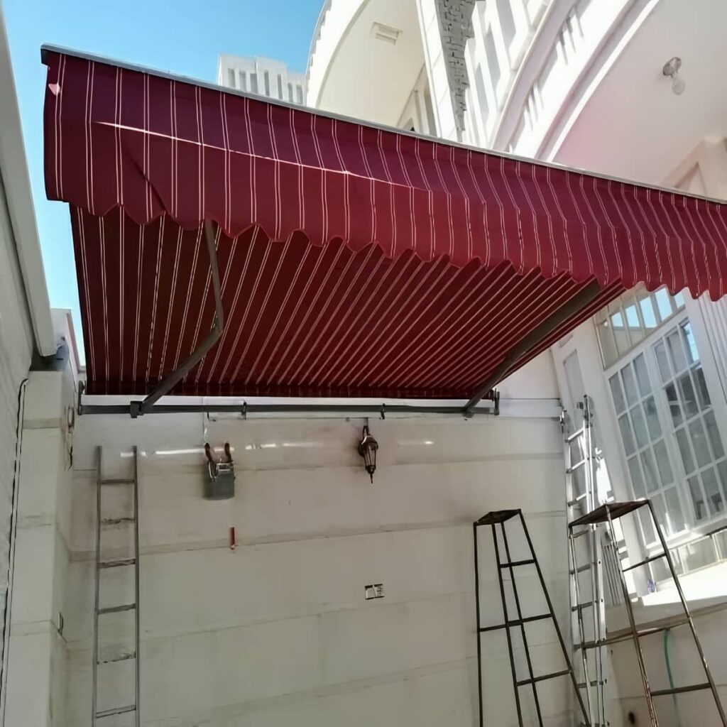 سایبان تاشو در حالت جمع شده کنار ورودی