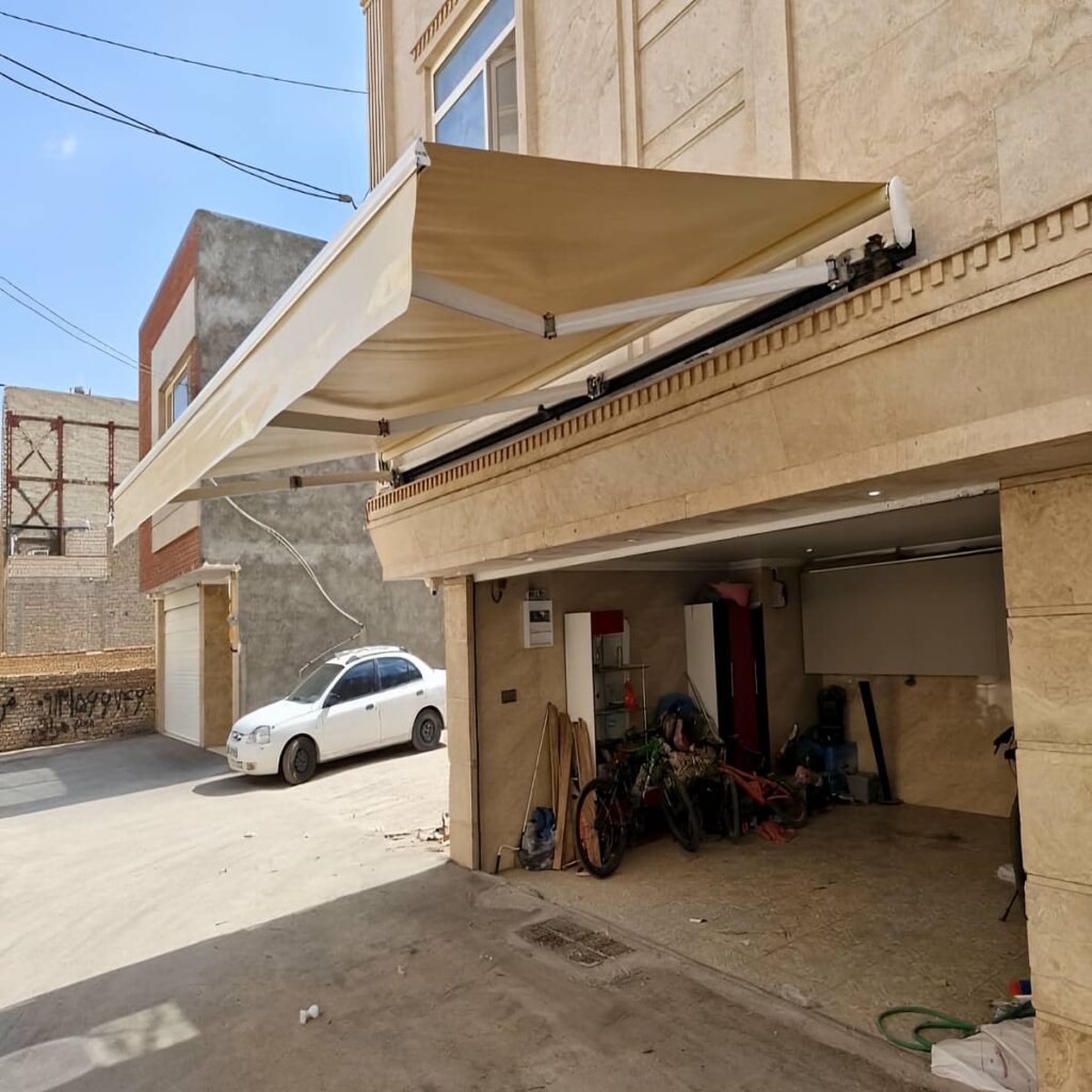 سایبان تاشو باز شده در فضای کوچک